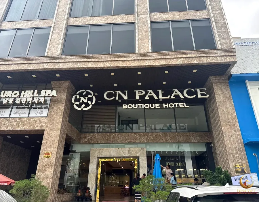 CN Palace Hotel 4층 청룡열차 입구와 남성전용 마사지 간판