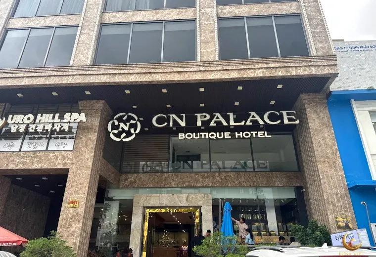 CN Palace Hotel 4층 청룡열차 입구와 남성전용 마사지 간판