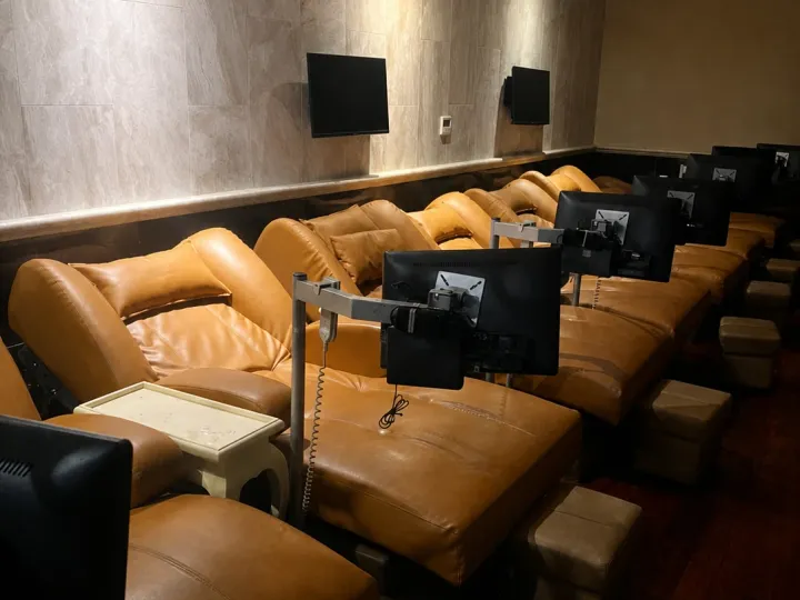Samdi Hotel 청룡이발소의 전용 화면이 설치된 이발소 케어 좌석