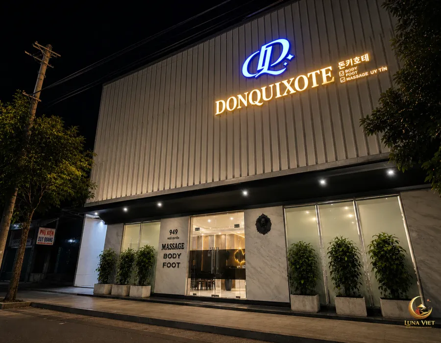 949 Ngô Quyền 돈키호테 마사지의 DONQUIXOTE 간판과 야간 외관