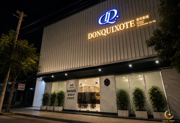949 Ngô Quyền 돈키호테 마사지의 DONQUIXOTE 간판과 야간 외관