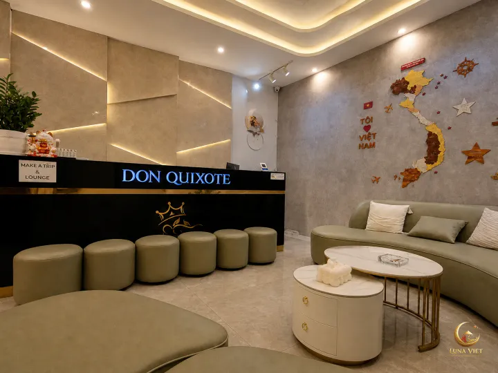 DON QUIXOTE 안내 데스크와 곡선형 소파가 보이는 밝은 리셉션 라운지
