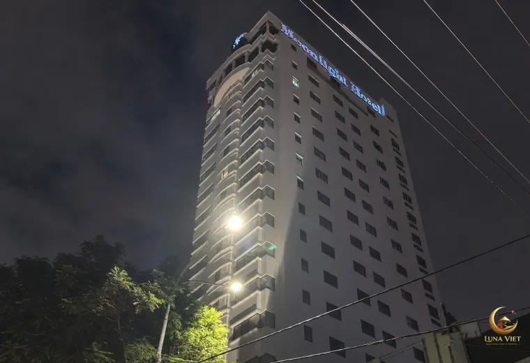 Moonlight Hotel 외관과 4층 마사지 업소 진입 건물