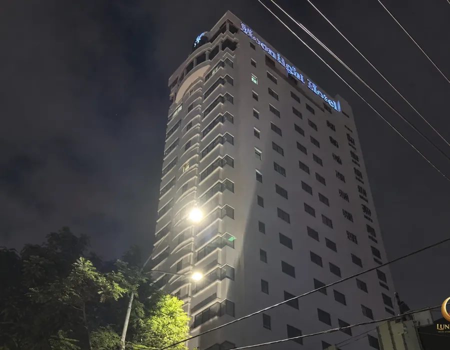 Moonlight Hotel 외관과 4층 마사지 업소 진입 건물