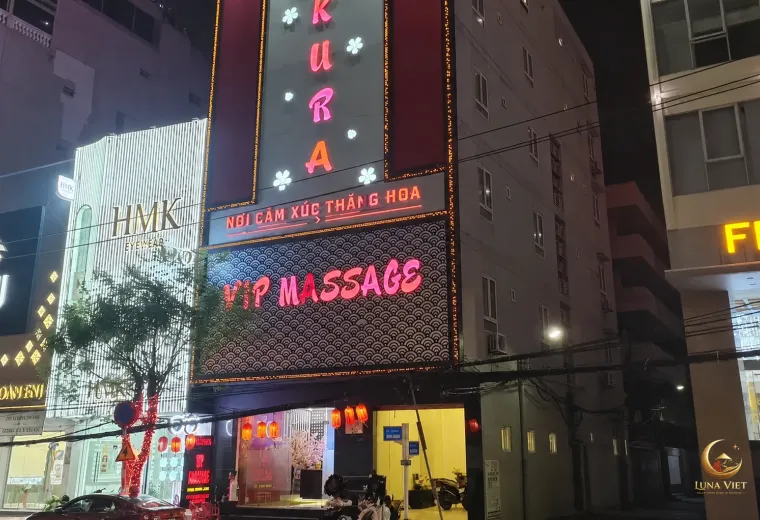 SAKURA VIP MASSAGE 간판이 보이는 169 Nguyễn Văn Thoại 외관