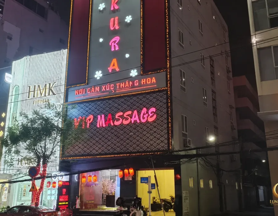 SAKURA VIP MASSAGE 간판이 보이는 169 Nguyễn Văn Thoại 외관