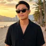 다낭 해변에서 LUNA VIET 로고 선글라스를 착용한 나이트라이프 에디터 이준호 프로필 사진