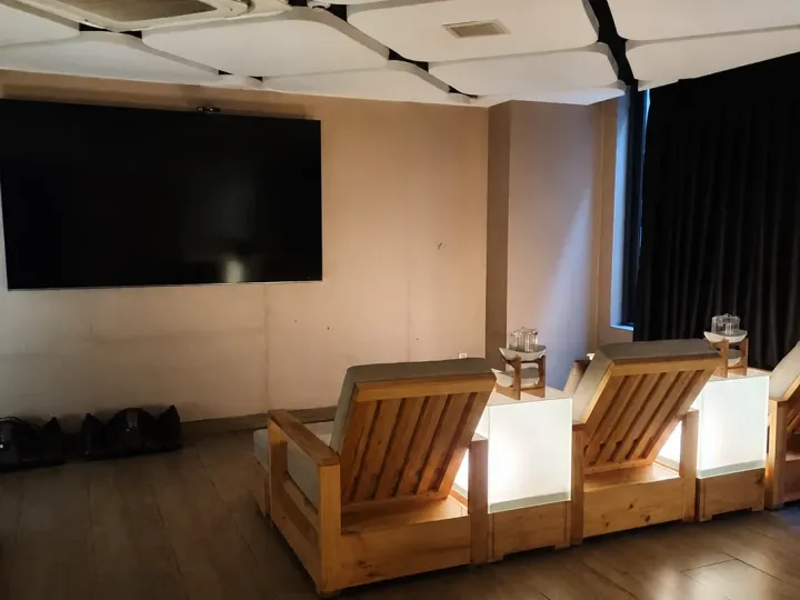 나트랑 화다 마사지 1의 소파와 테이블이 있는 대기 라운지