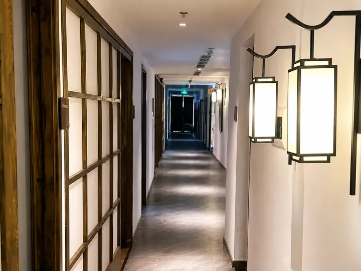 나트랑 황제 스파가 있는 호텔 층의 조명 복도와 룸 입구