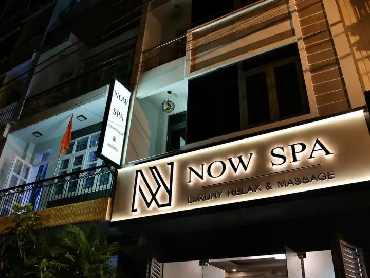 나트랑 나우 스파 외관을 비스듬히 본 입구와 조명 간판