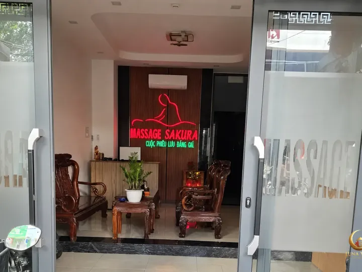 나트랑 사쿠라 마사지 간판 아래의 출입구와 계단