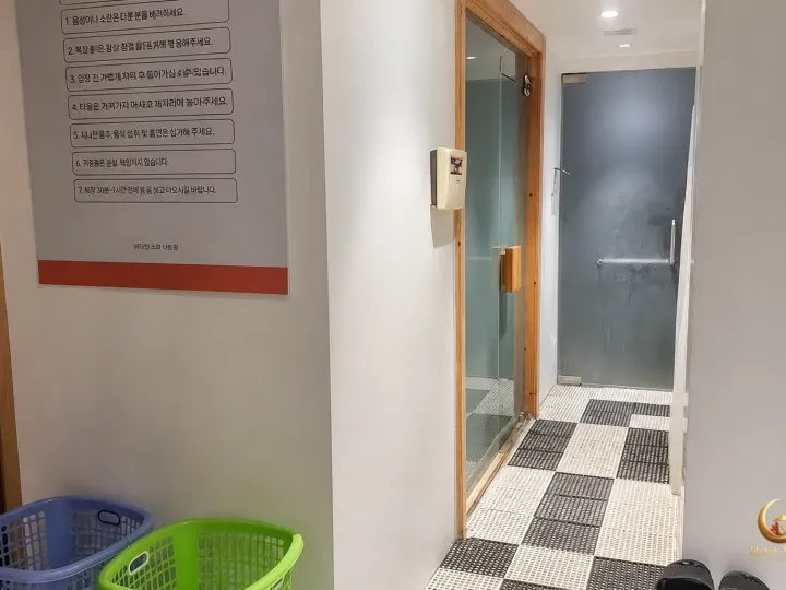 나트랑 비타민 스파의 복도와 룸에 연결된 샤워 공간