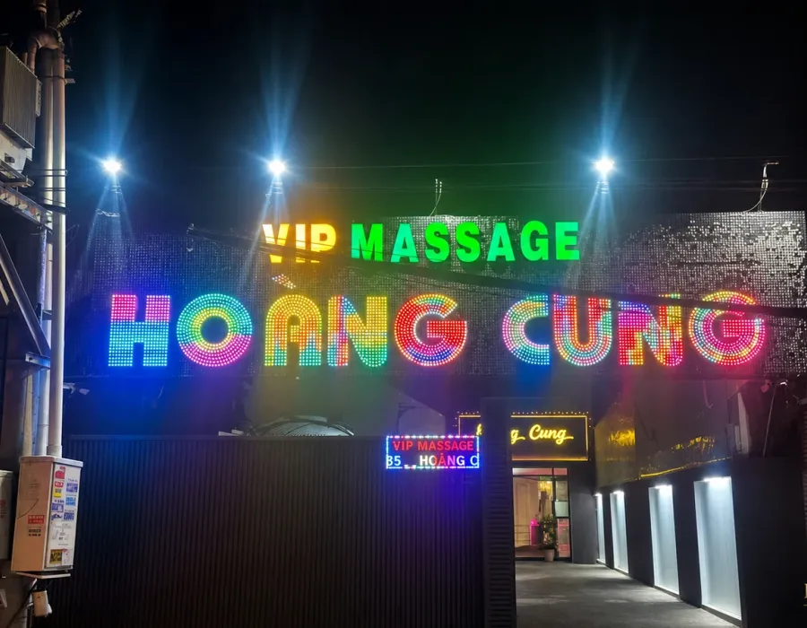 Trần Hưng Đạo에 있는 Hoàng Cung VIP Massage 야간 외관