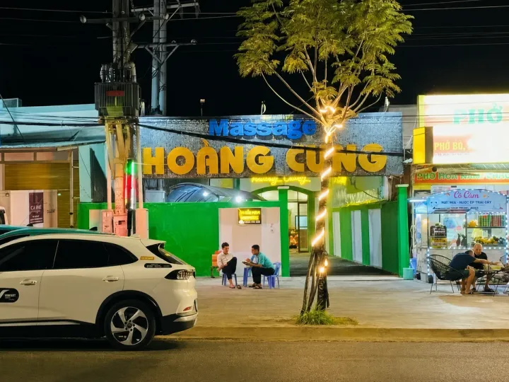 Trần Hưng Đạo 도로에서 본 황궁 마사지 야간 외관