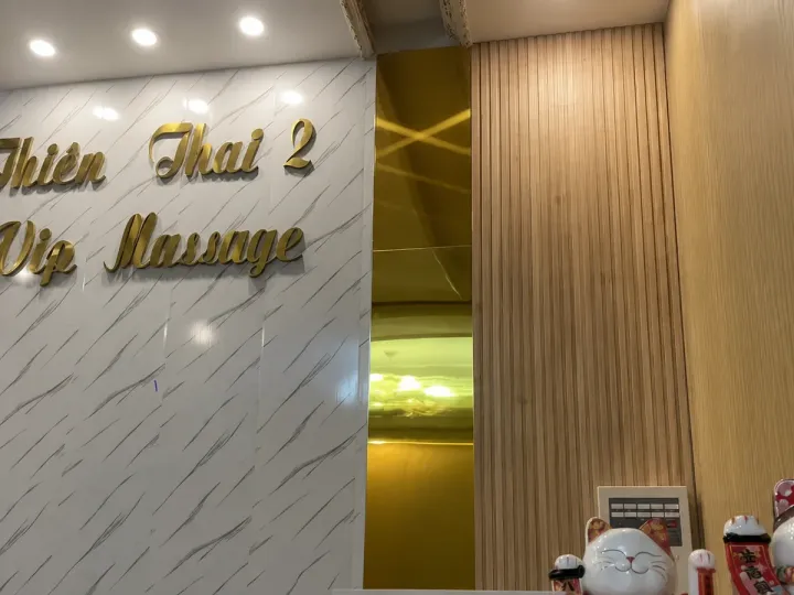 Thiên Thai 2 VIP Massage 글자가 보이는 밝은 리셉션 벽